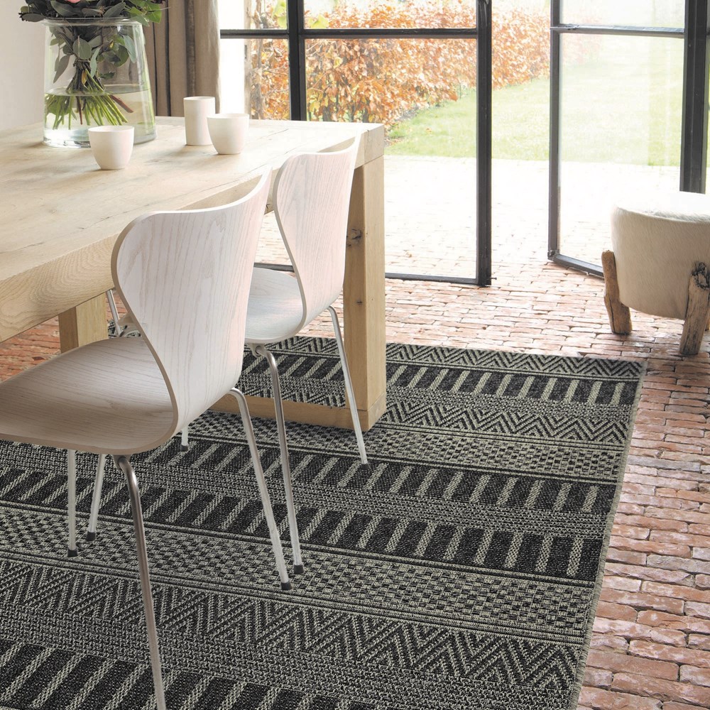 Varanda Stripe Geometric Outdoor Rugs in VA03 Black